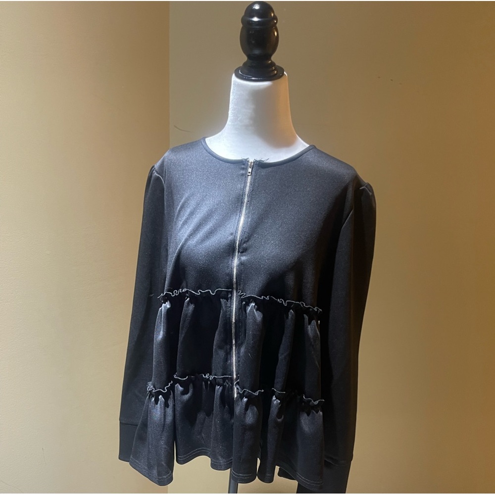 π»πCLEARANCEππ» Zip-up ruffle jacket